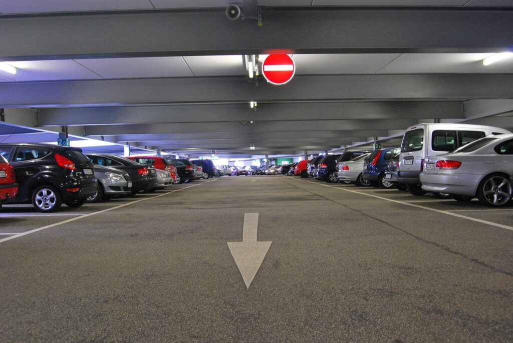 いろは坂の紅葉を楽しむための駐車場情報は？